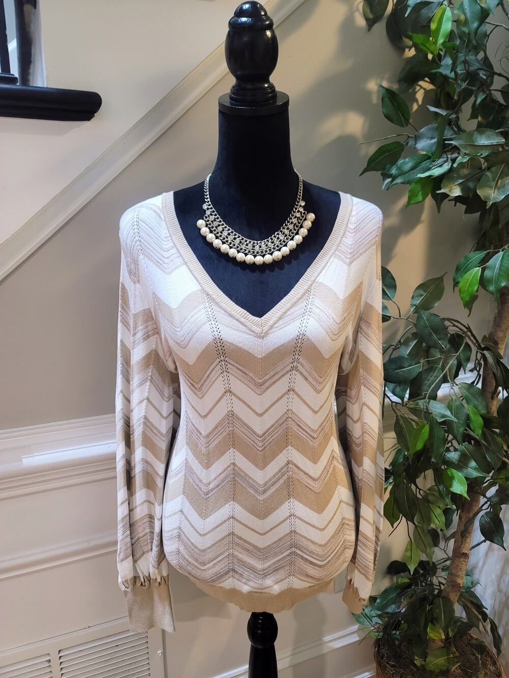 White House Black Market Chevron Sweater Women's Large Cream Zig Zag Ribbed Cuff